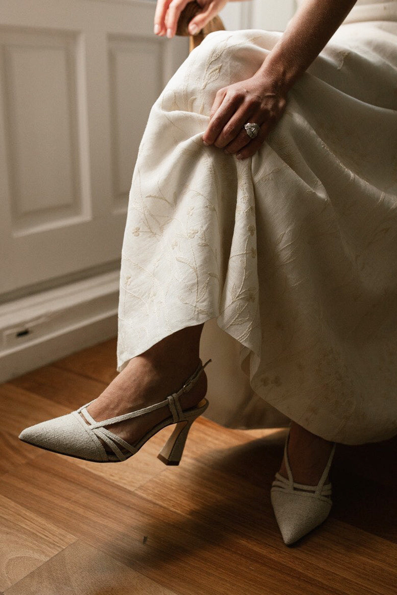 Novia con zapato blanco o neutro. Tendencia en bodas de 2024.