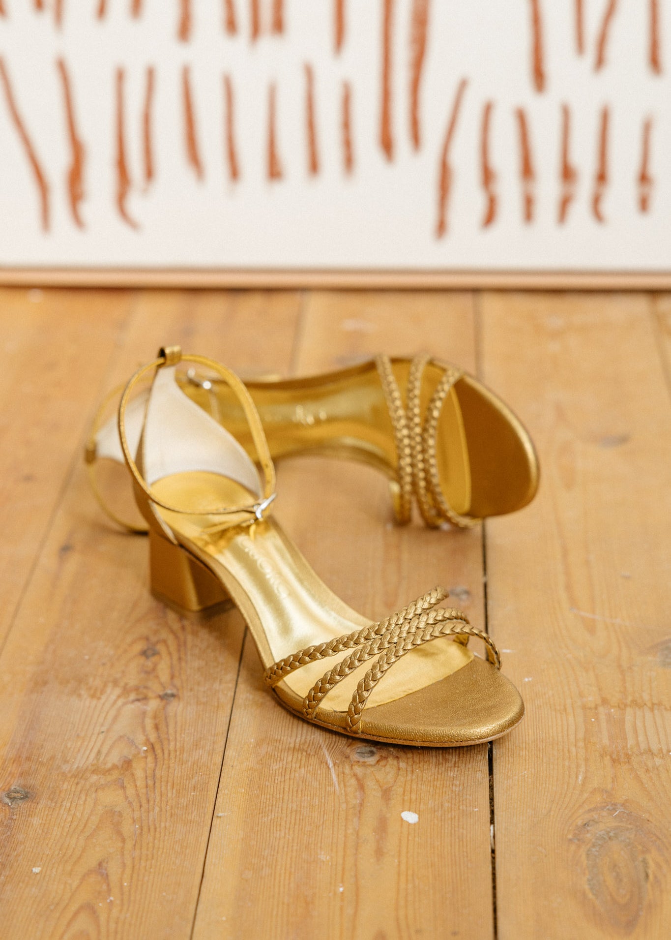 "Casarse con zapato dorado: El complemento de novia más versátil que utilizarás mil veces más como invitada."