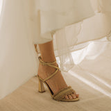 sandalias doradas con flecos