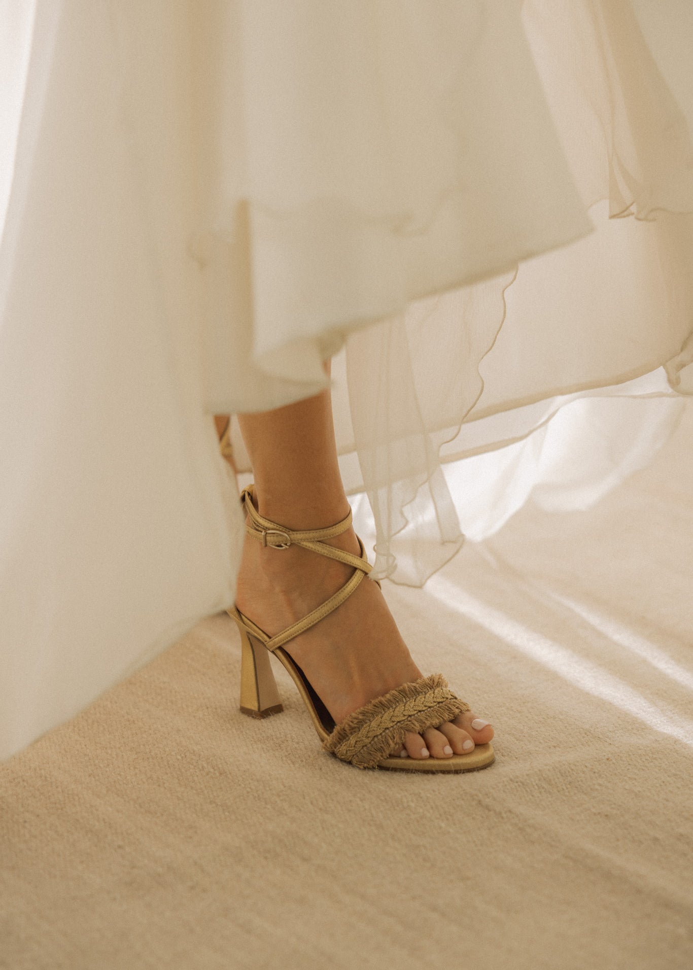 sandalias doradas con flecos