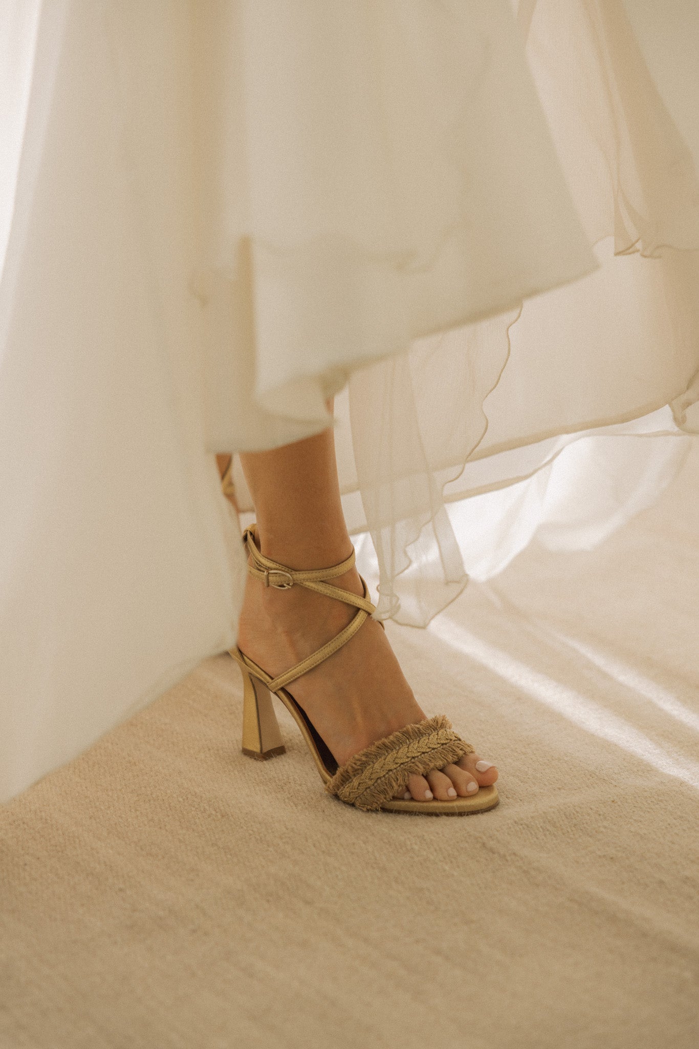sandalias doradas con flecos