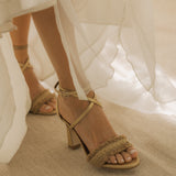sandalias doradas con tacón