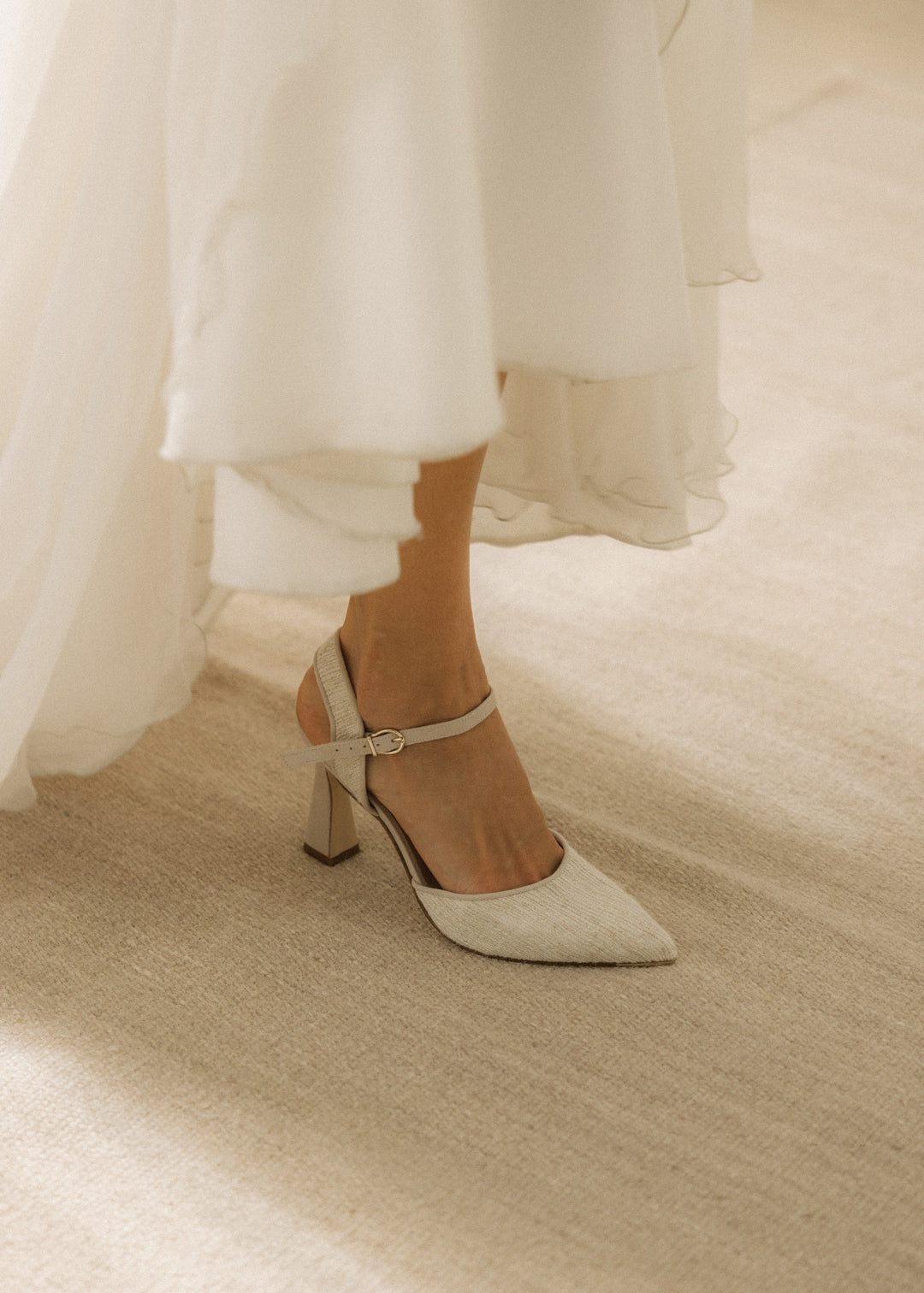 zapato cerrado lino blanco