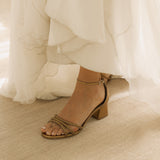 sandalias con tiras doradas
