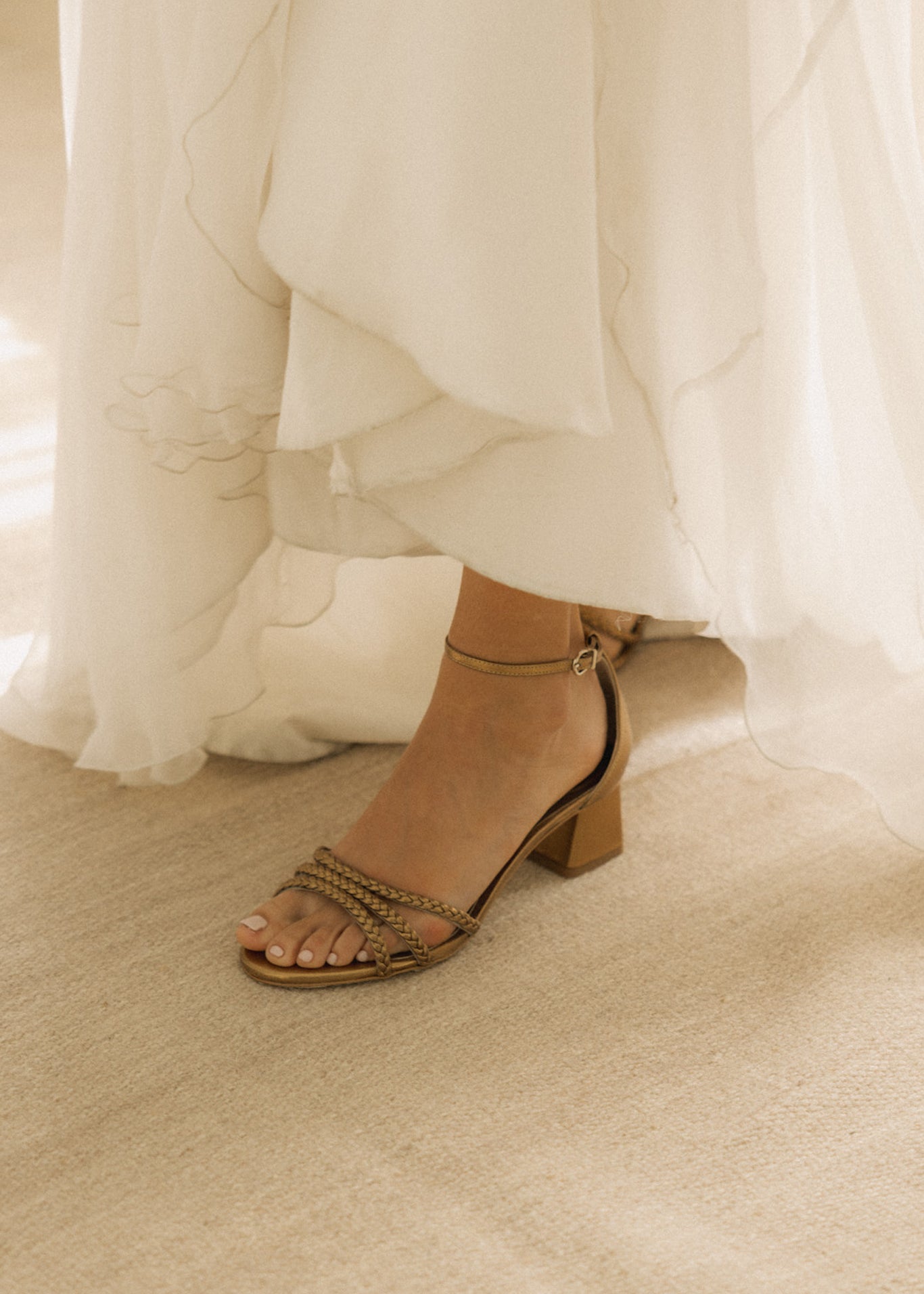 sandalias con tiras doradas