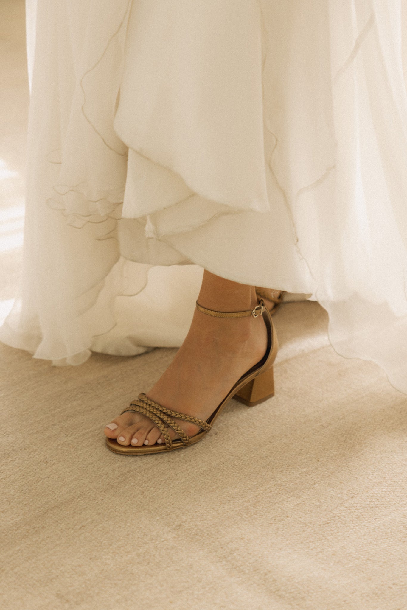 sandalias con tiras doradas