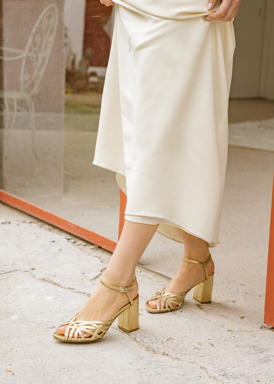 sandalias doradas con tacón alto