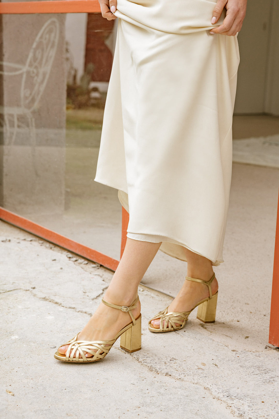 sandalias doradas con tacón alto