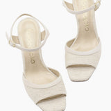 sandalias blancas de tacón