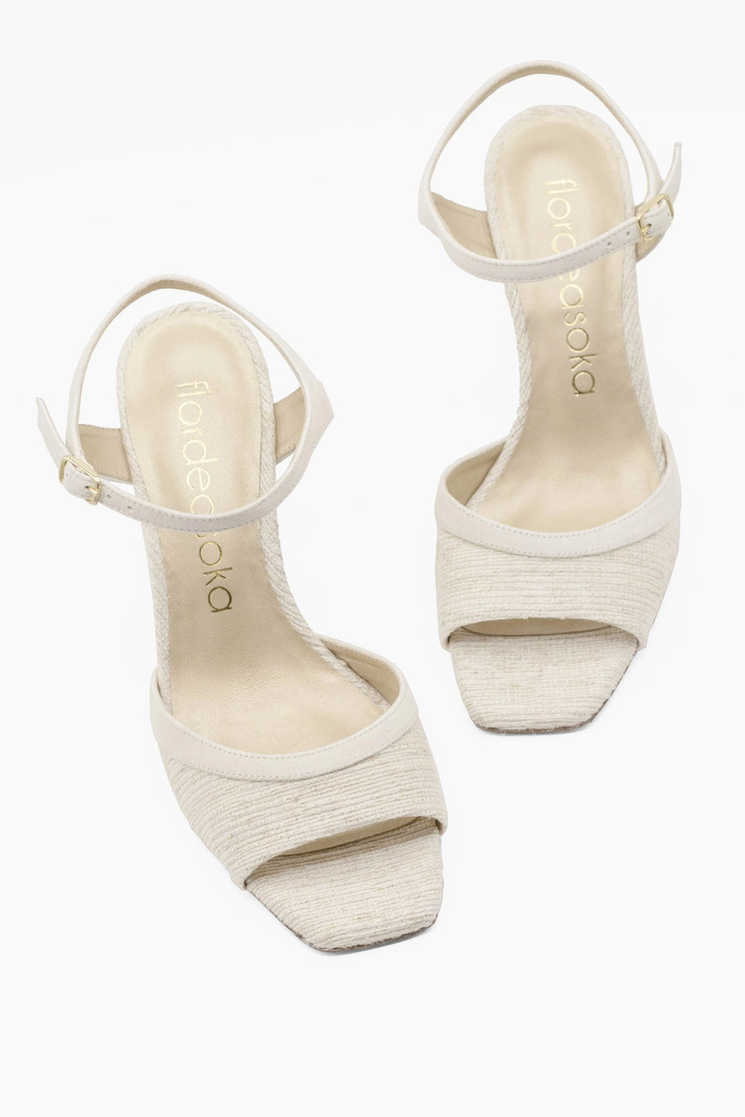 sandalias blancas de tacón
