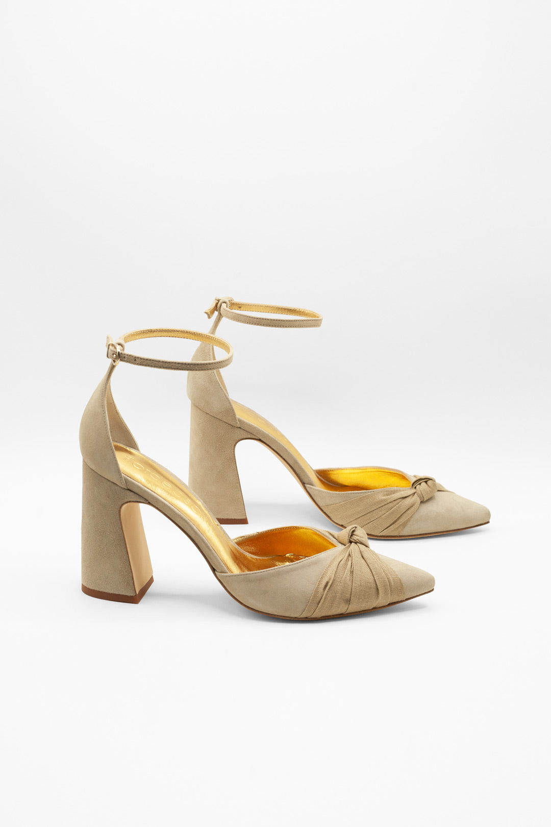Zapatos de punta salón para novia de invierno y de verano en tonos claros muy cómodas