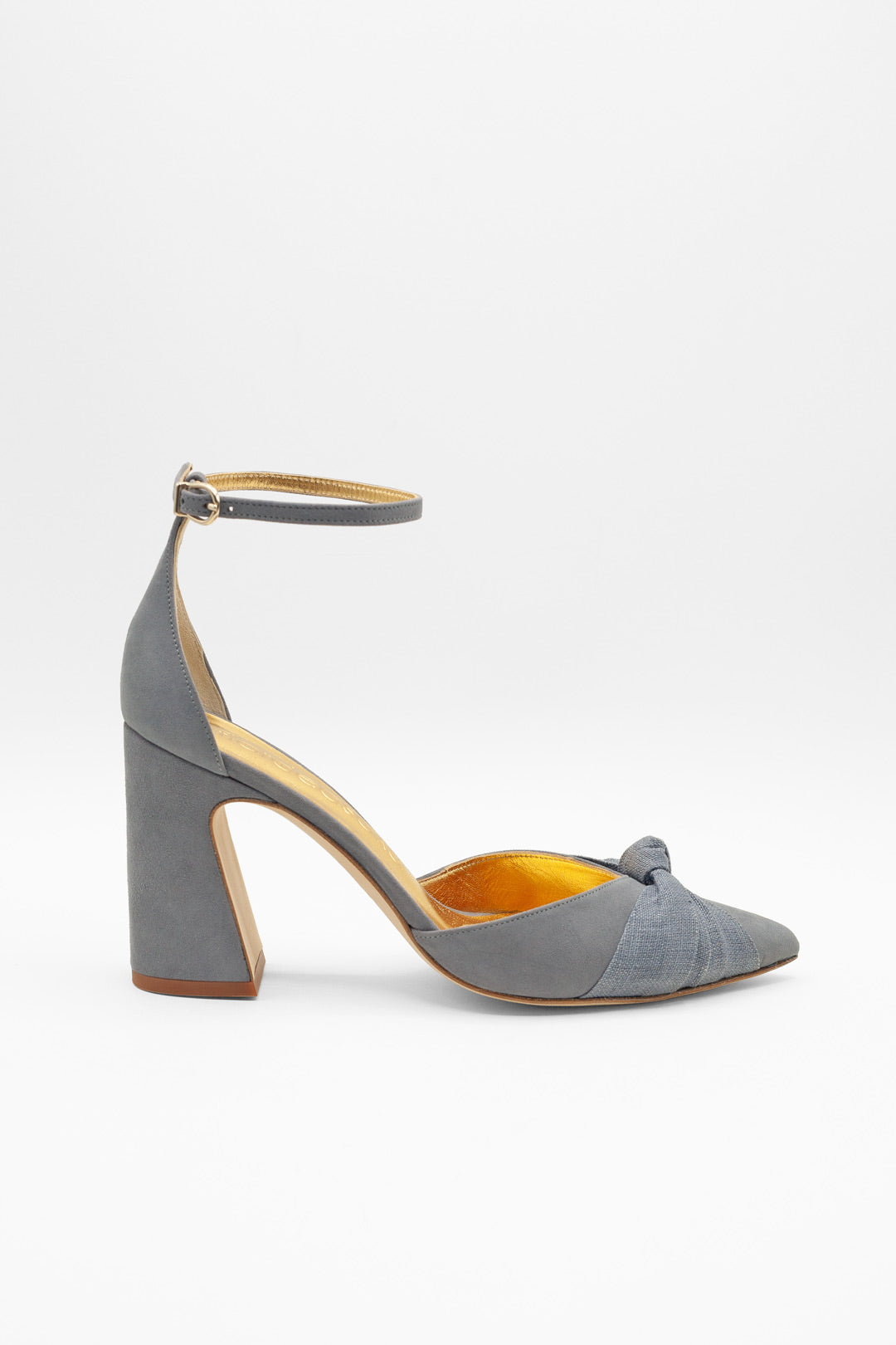 Tacones de boda en punta azules con tacón cómodo