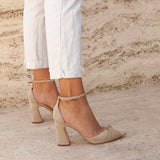 zapatos beige con tacón