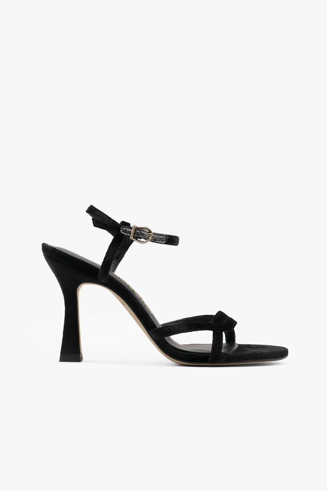 sandalias negras de tacón trapecio