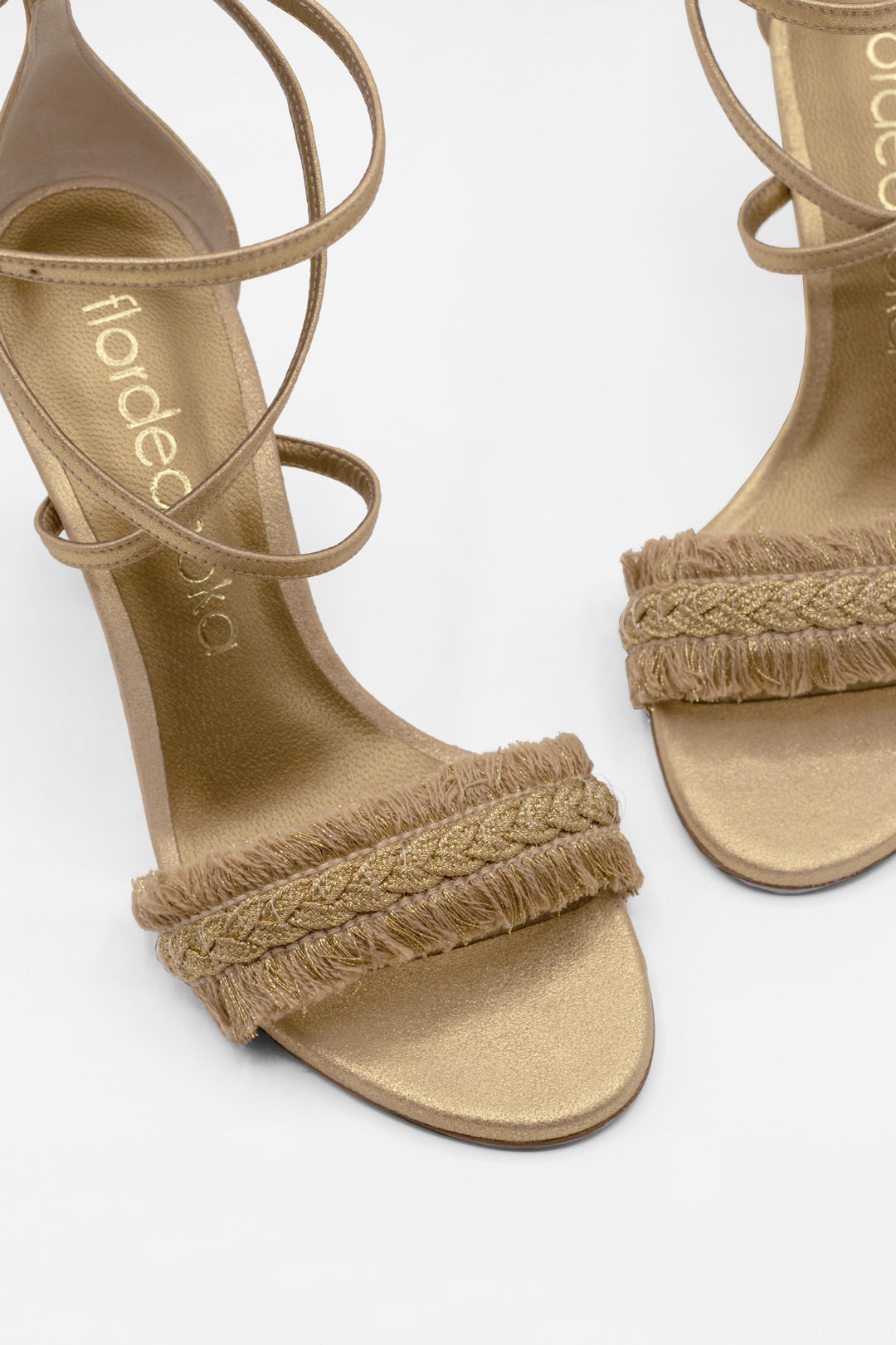 sandalias trenzadas con flecos