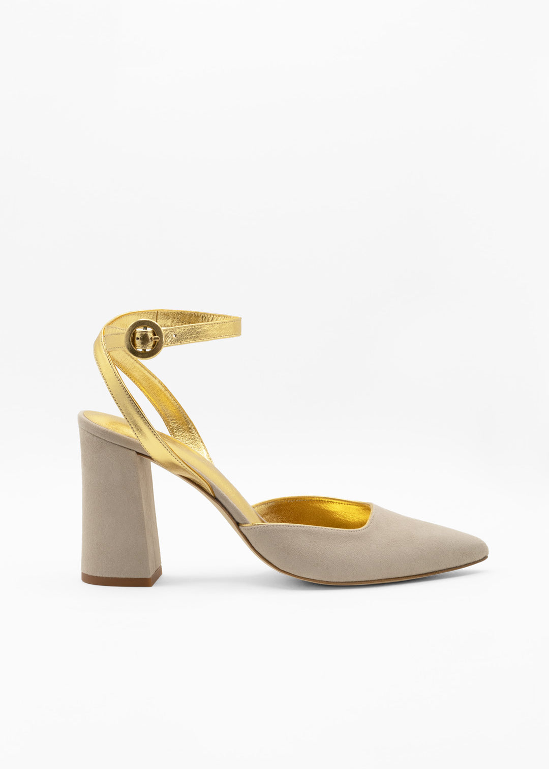 zapatos con pulsera dorada