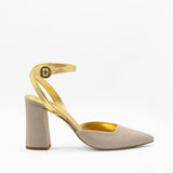 zapatos con pulsera dorada