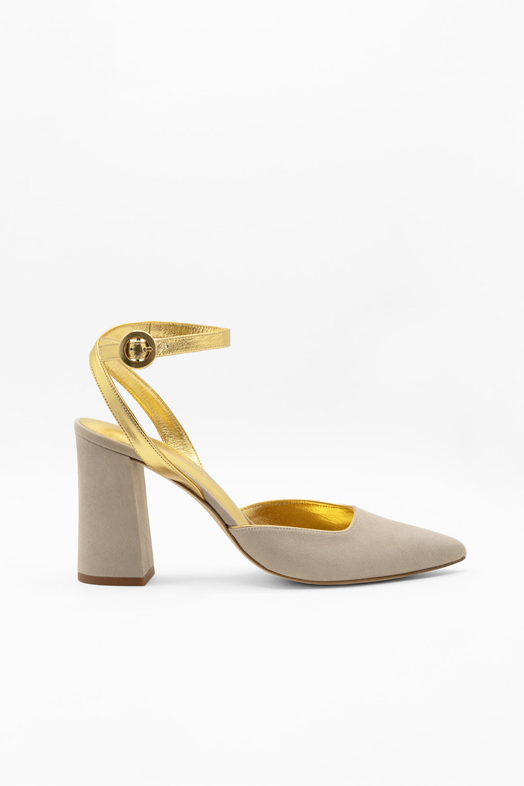 zapatos con pulsera dorada