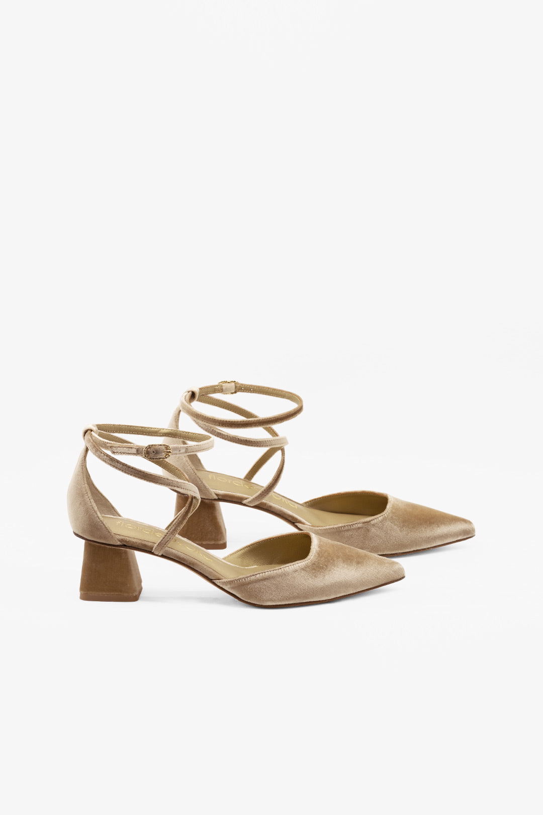 zapatos con tiras cruzadas