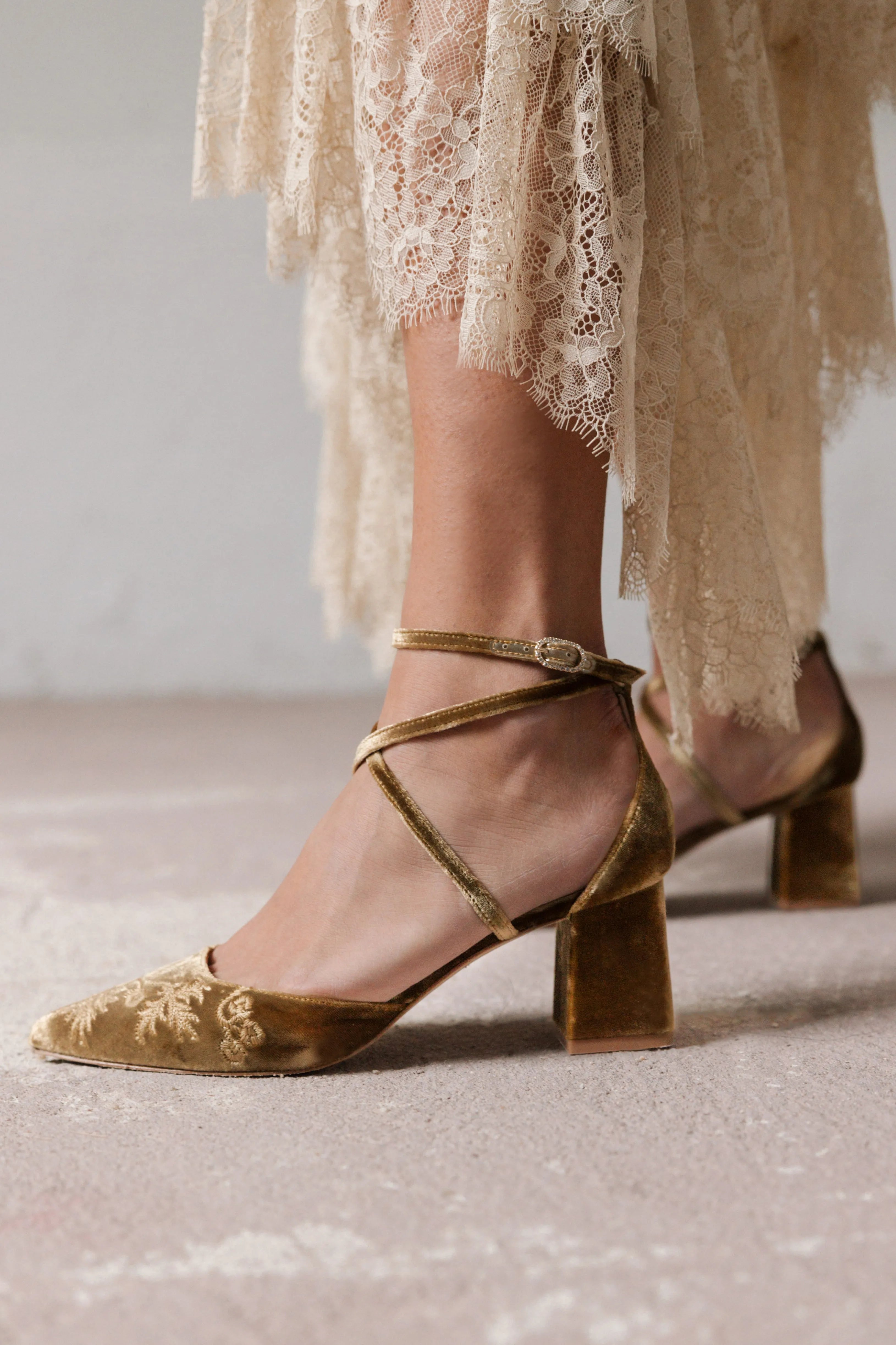 flordeasoka | GRETA BRO 6 AMBER | Shoe with floral embroidery