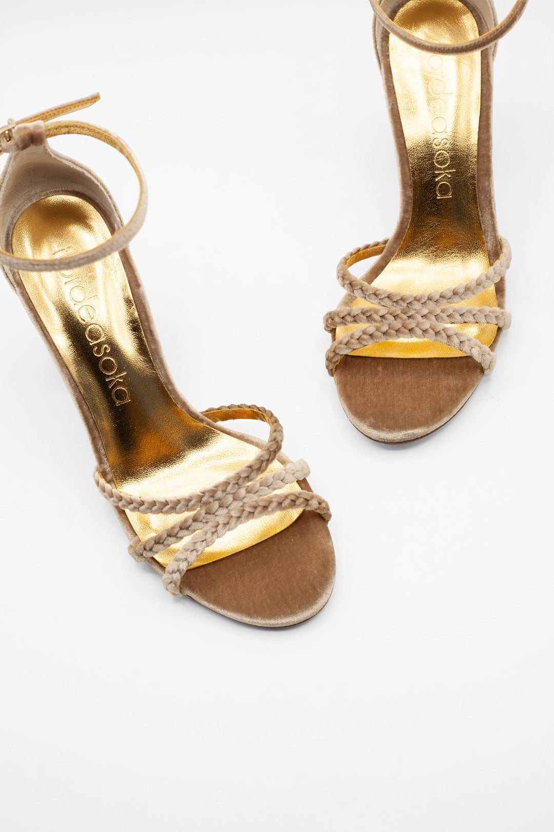 sandalias con detalle trenzado