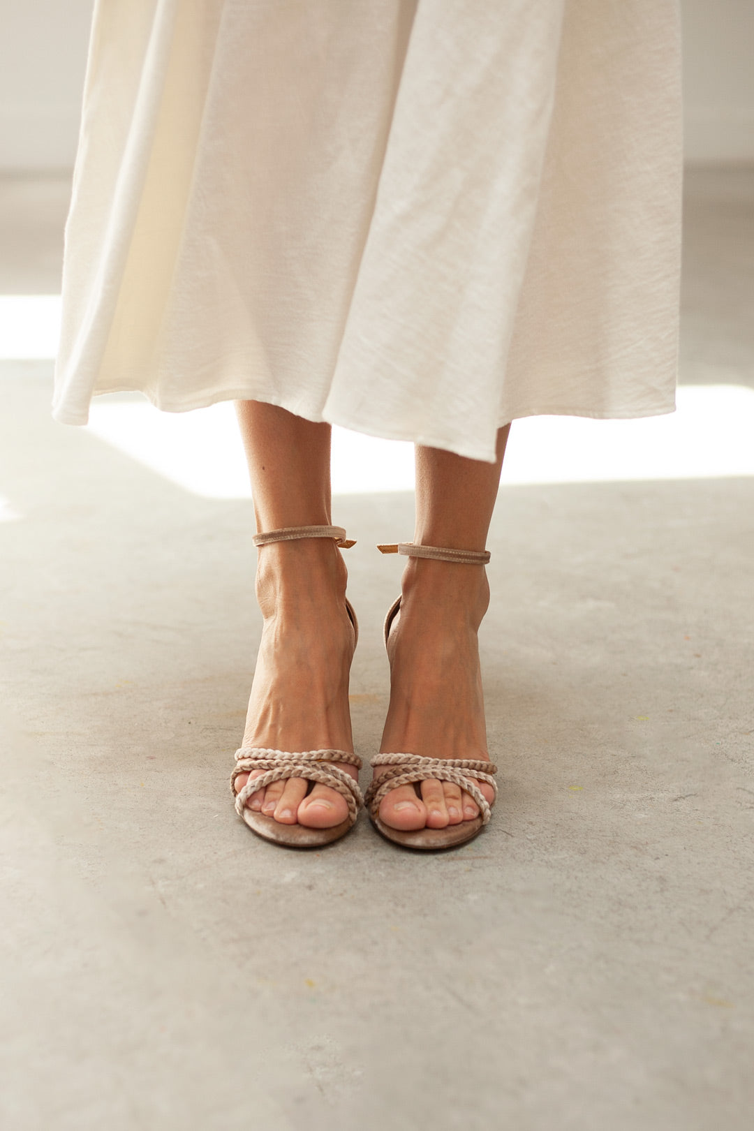 Sandalias de tiras beige cómodas para novia fáciles de combinar con vestidos de novia o invitada