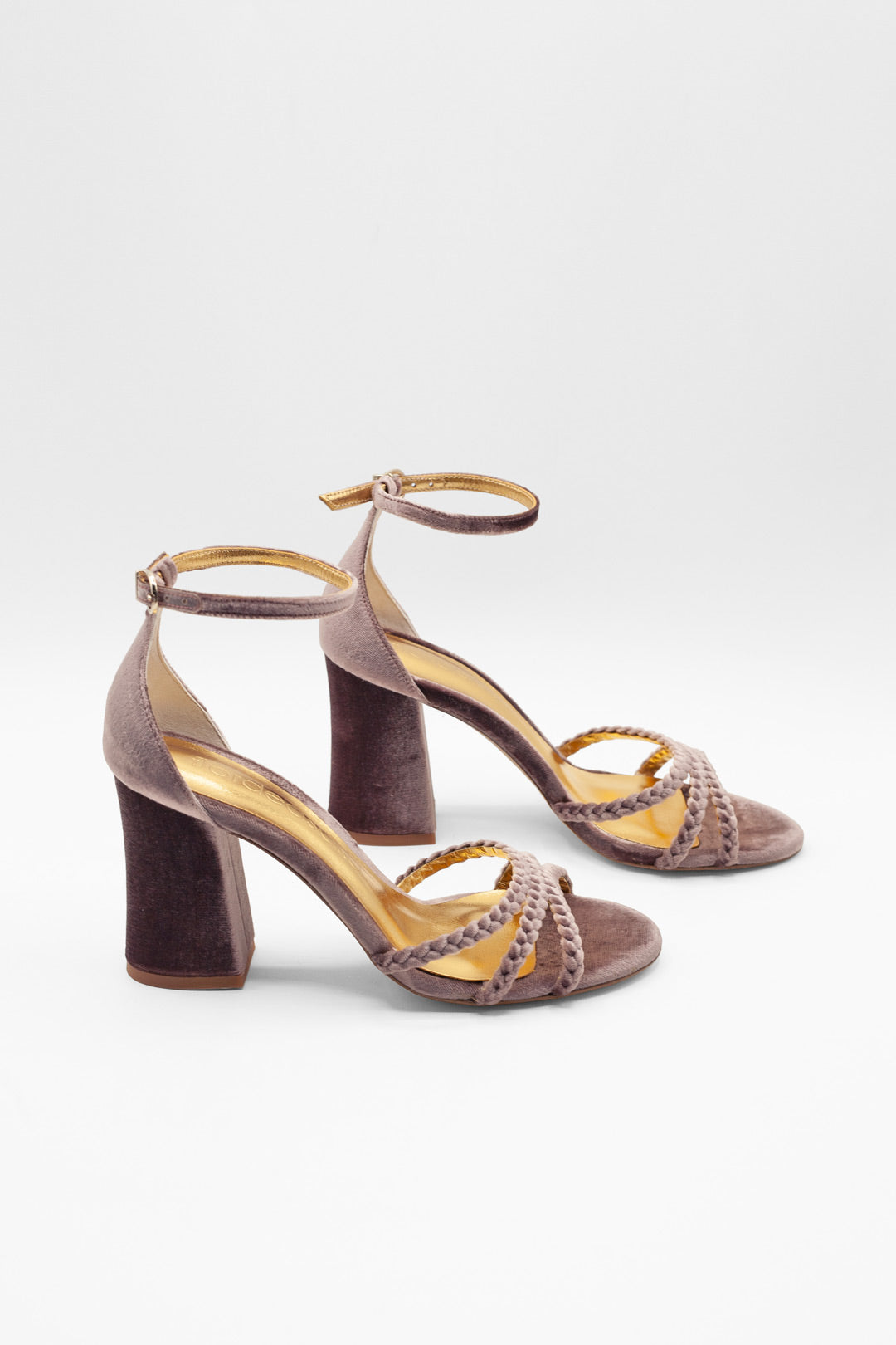 sandalias con detalle trenzado