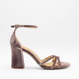 sandalias en tonos morados