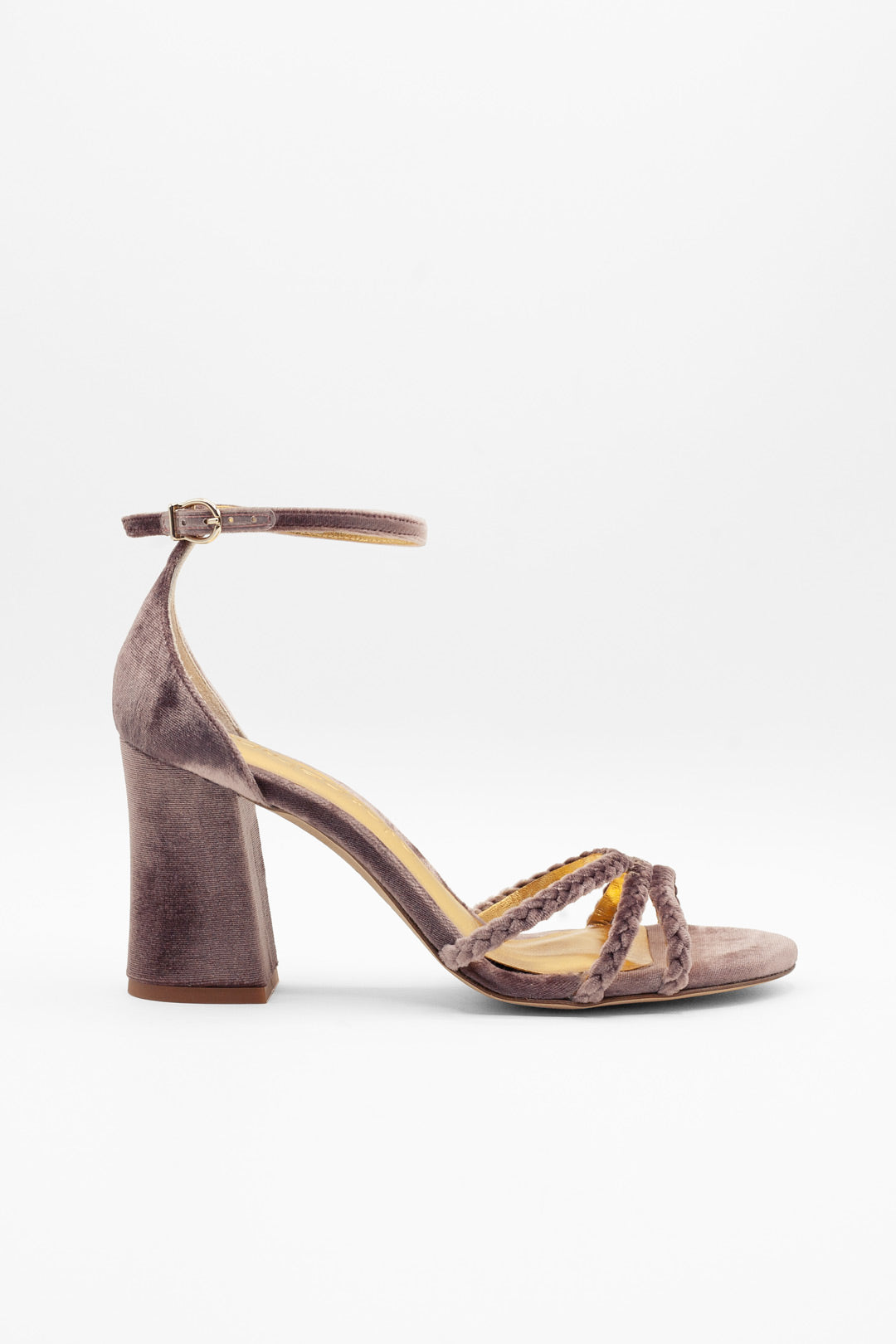 sandalias en tonos morados