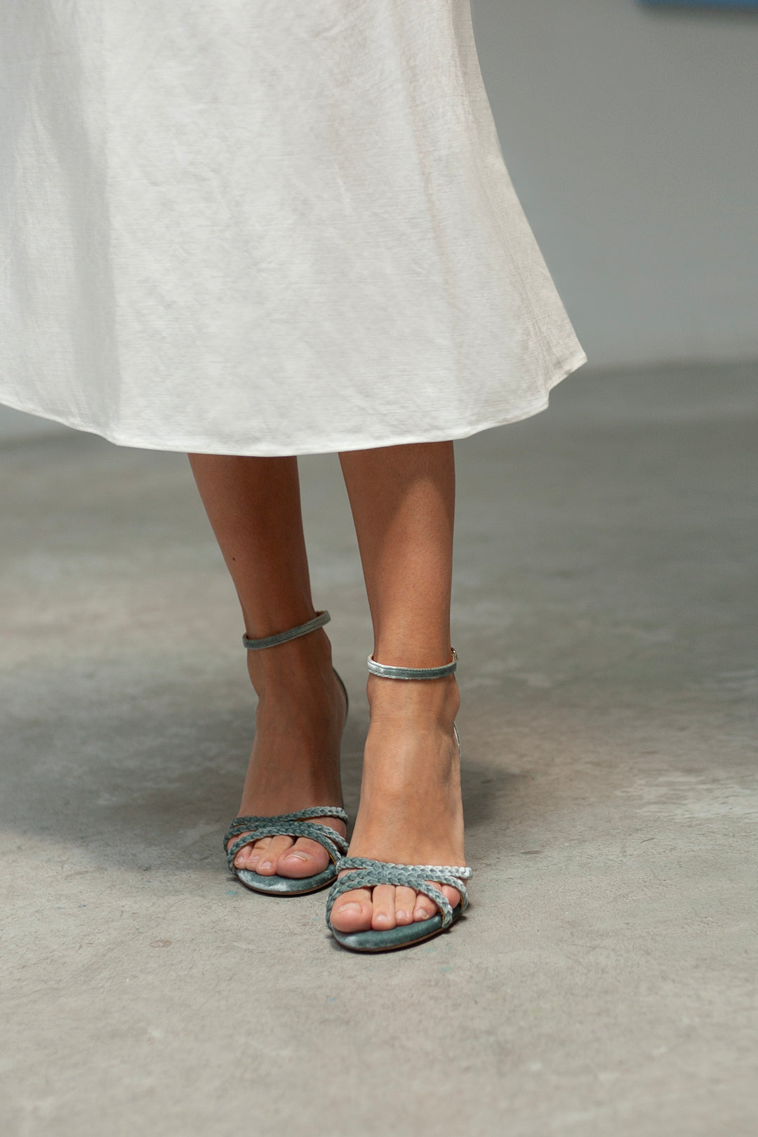 Sandalias de tiras verdes azules cómodas para novia fáciles de combinar con vestidos de novia o invitada