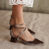 zapatos marrones para invitada