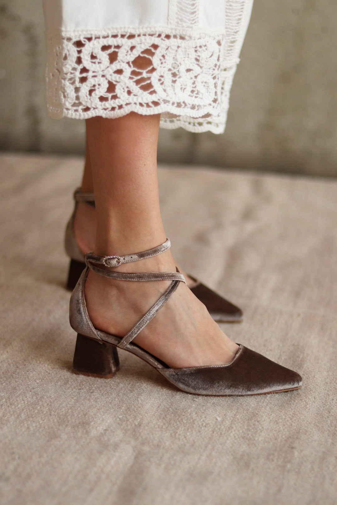 zapatos marrones para invitada