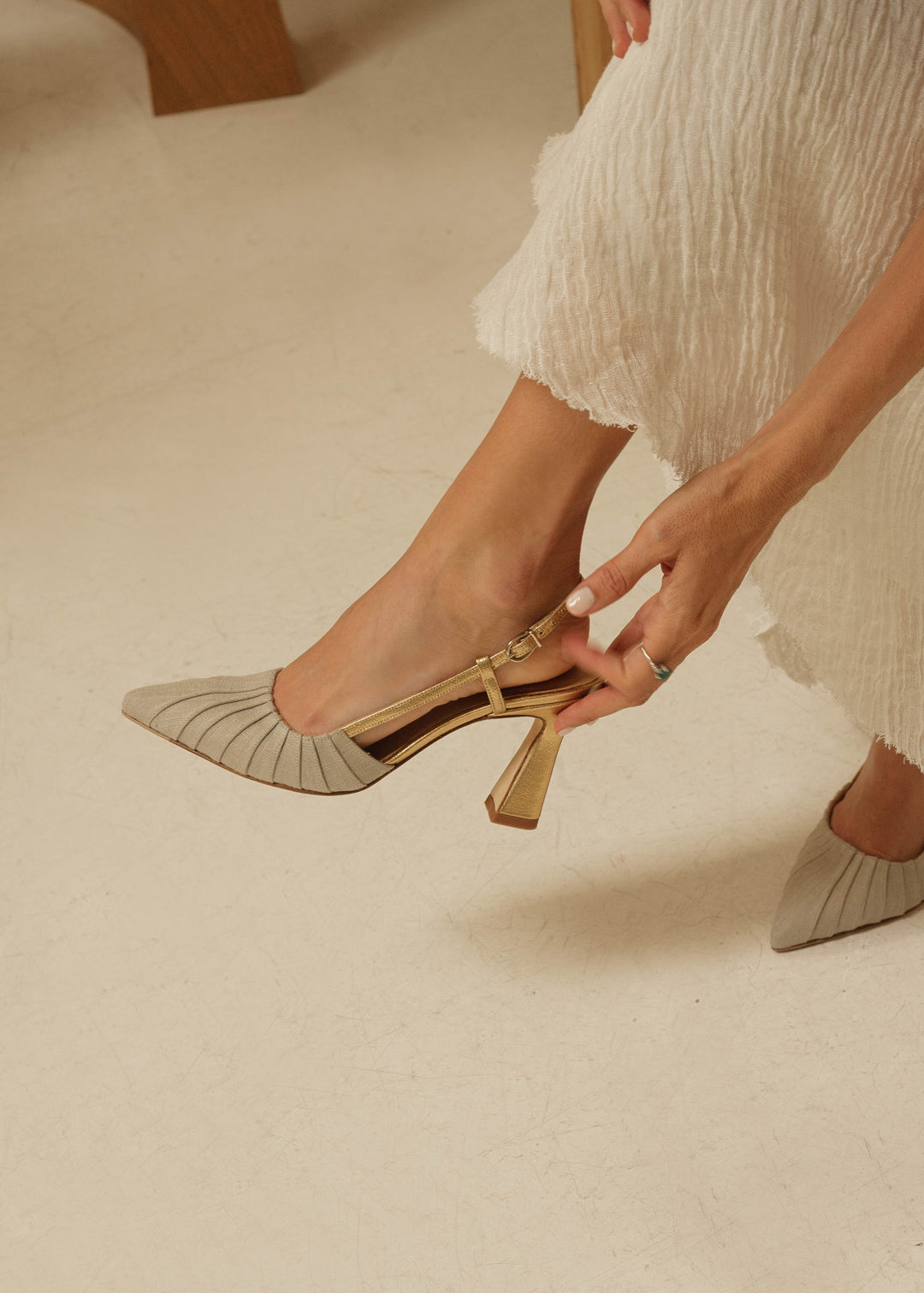 zapato lino con tacón dorado