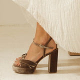 sandalia de terciopelo marrón