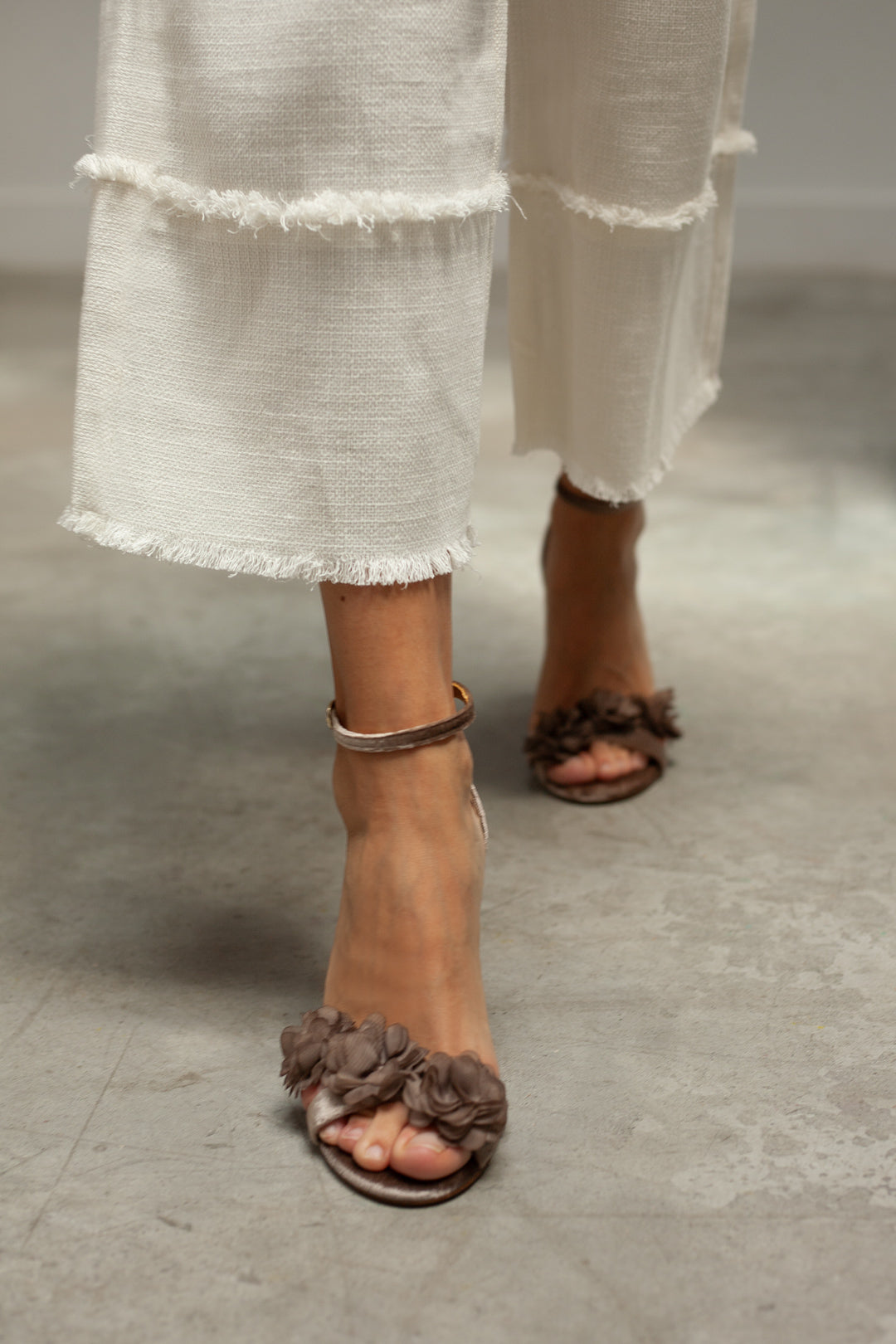 sandalias con pulsera para novias elegantes