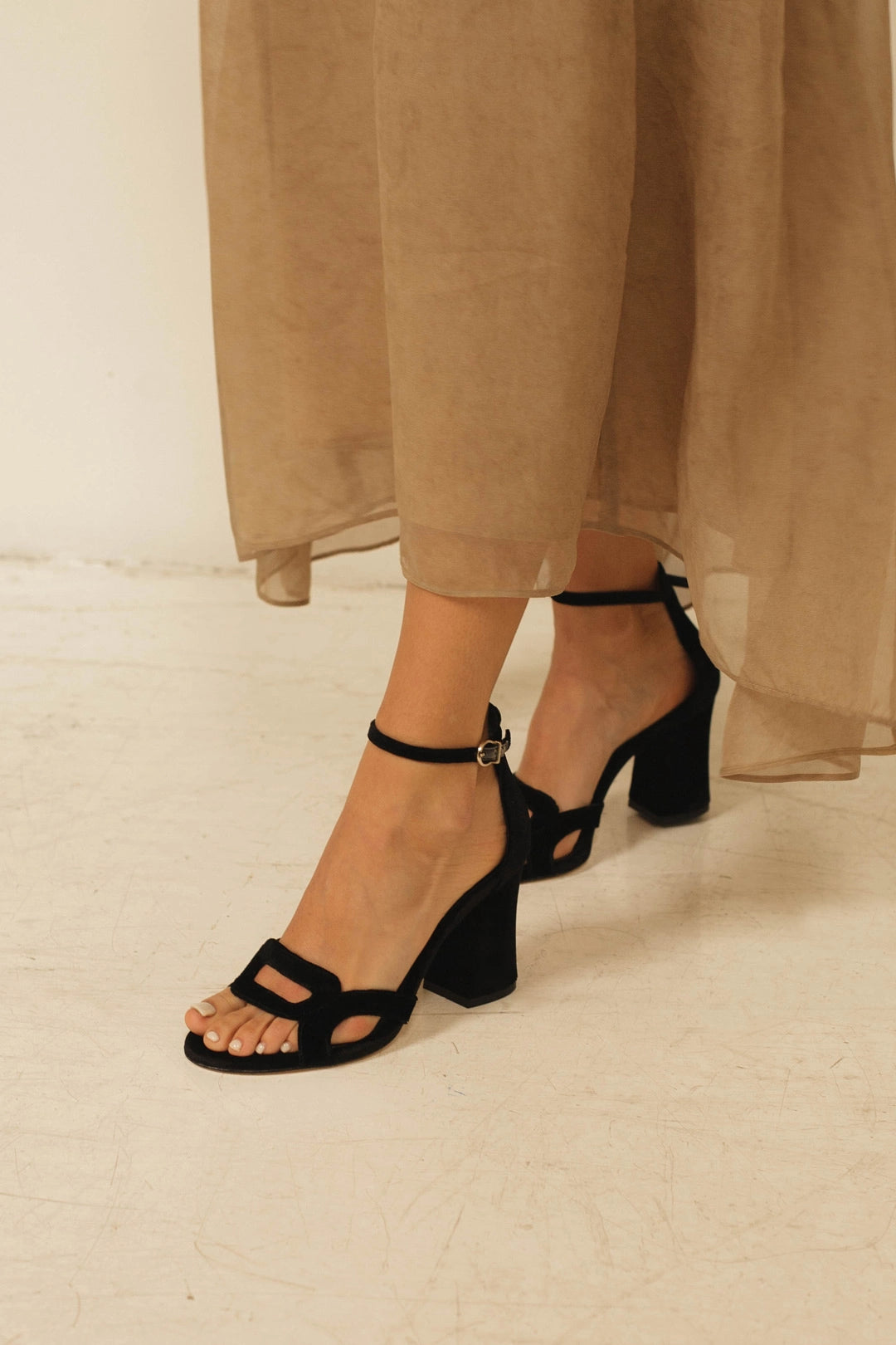 sandalia negra para invitada