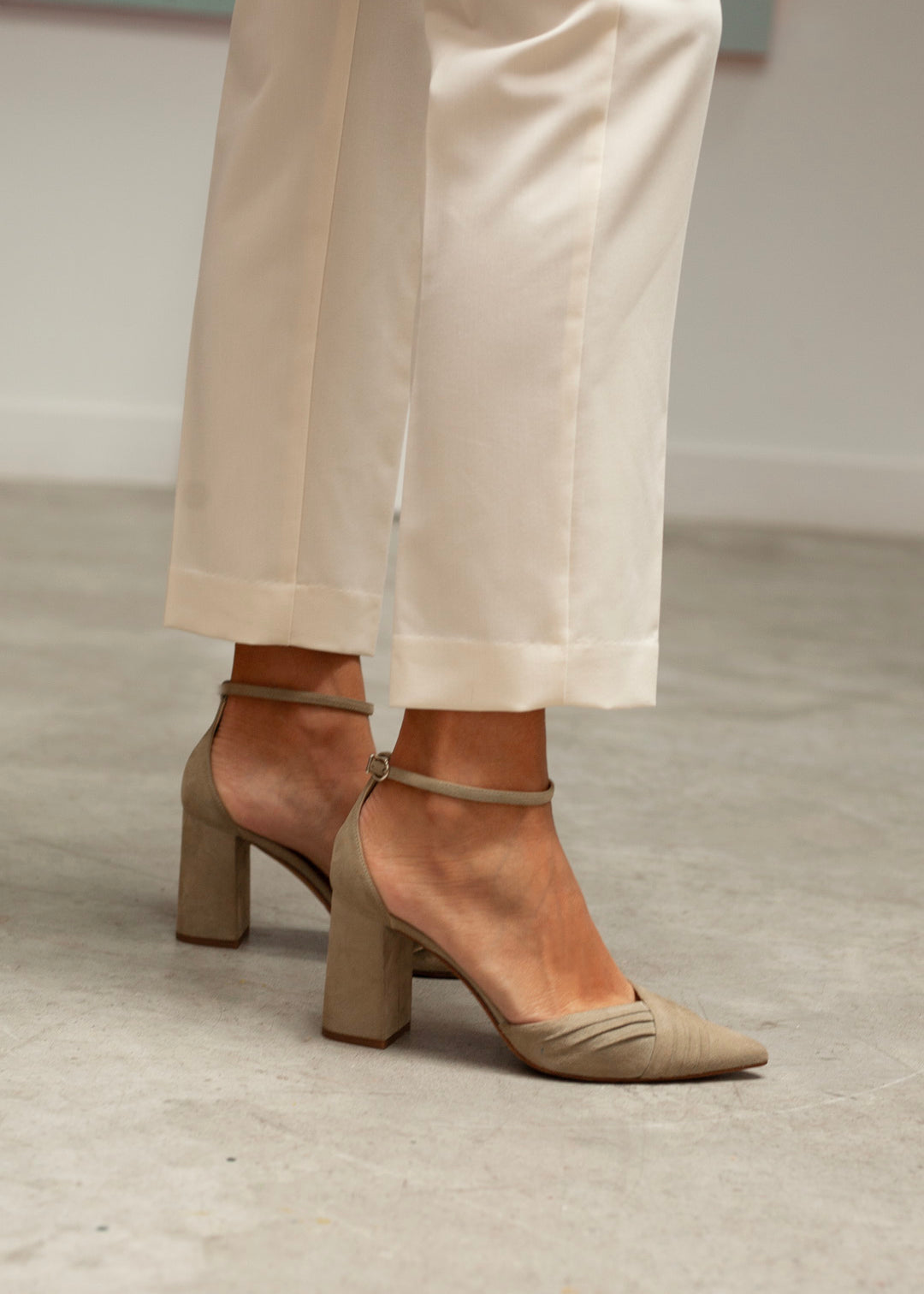 Zapatos de novia tendencia para bodas 2025 de color verde grisáceo en ante con tacón bloque muy cómodos para la fiesta del evento