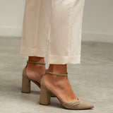Zapatos de novia tendencia para bodas 2025 de color verde grisáceo en ante con tacón bloque muy cómodos para la fiesta del evento
