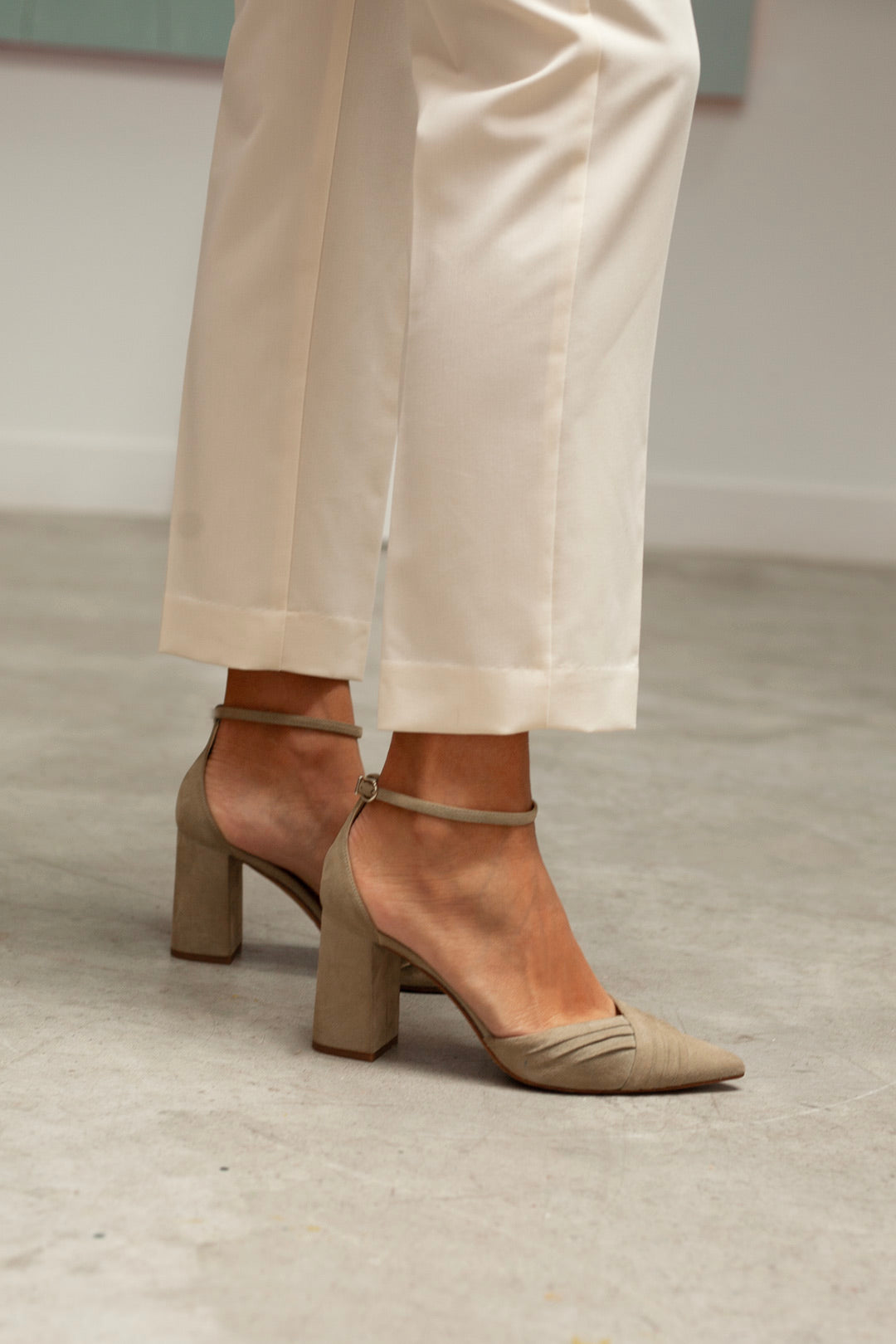 Zapatos de novia tendencia para bodas 2025 de color verde grisáceo en ante con tacón bloque muy cómodos para la fiesta del evento