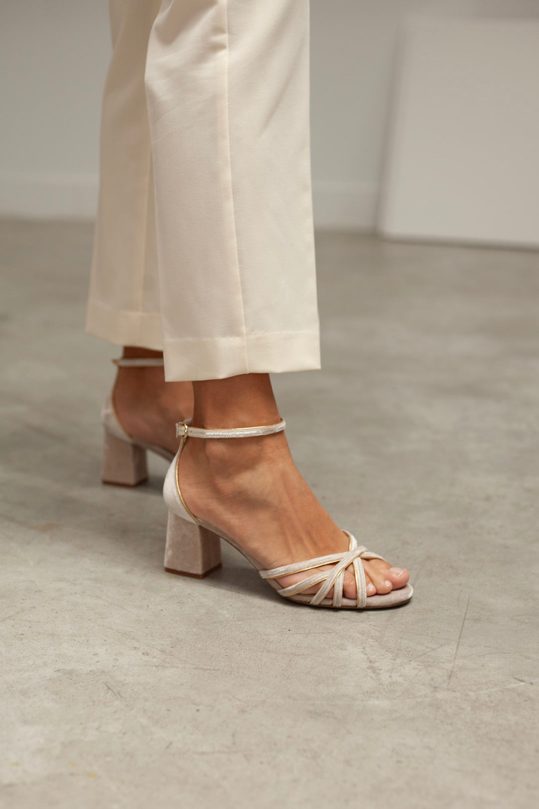 Sandalias blancas para novia con tiras de terciopelo y tacón bloque muy cómodas