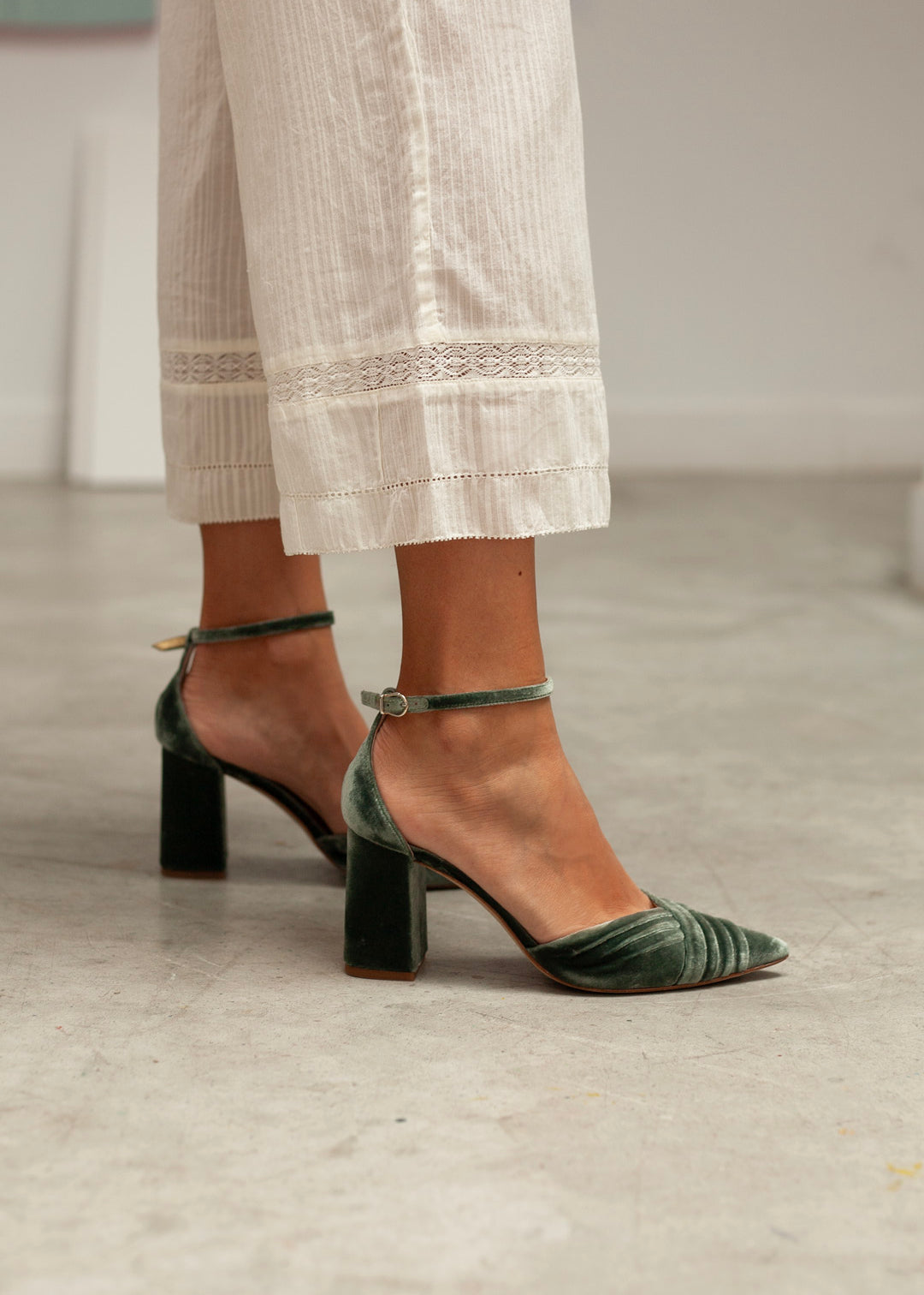 Zapatos de tacón para novia e invitada tipo salón en punta de terciopelo verde