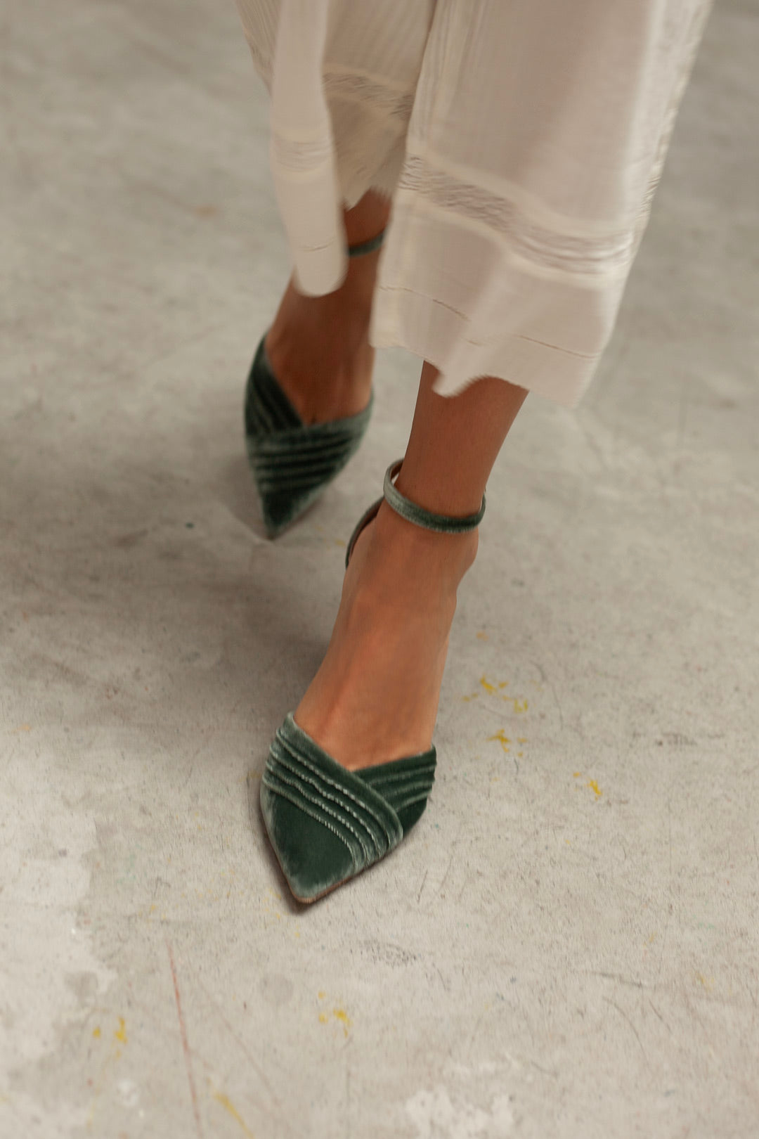 Zapatos de tacón para novia e invitada tipo salón en punta de terciopelo verde