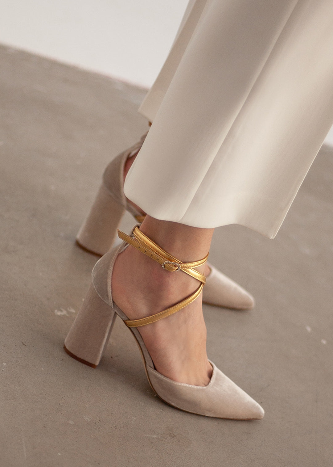 zapato salón con tiras doradas