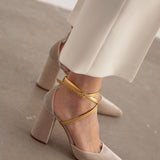 zapato salón con tiras doradas