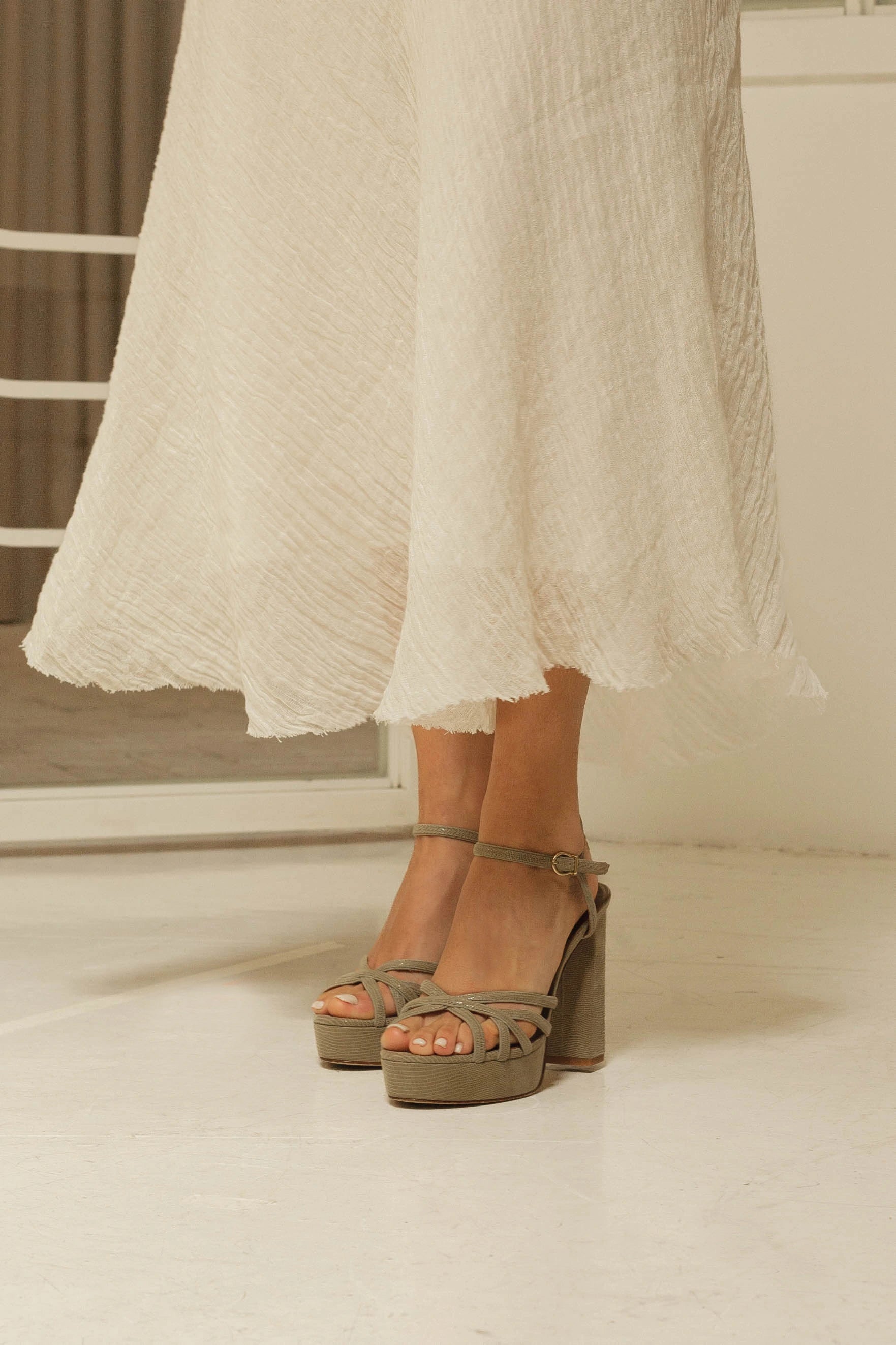sandalia con plataforma en color verde para novia