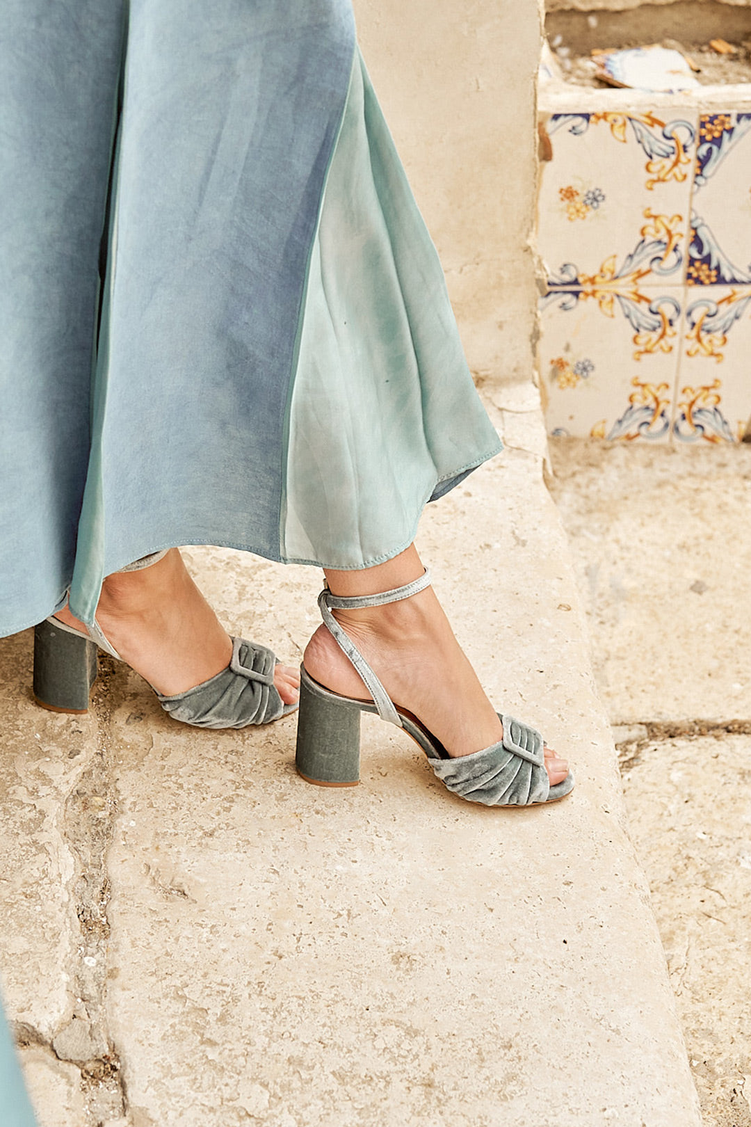 Zapatos de punta para novias tonos azules y verdes perfectas como complemento al vestido de novia son tendencia para 2024