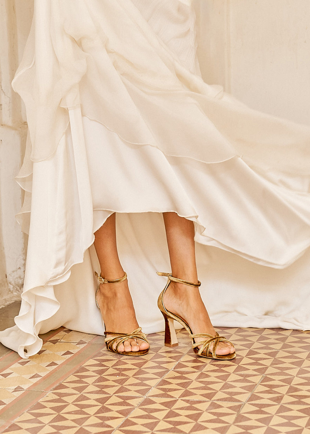 Sandalias doradas de tiras cómodas para novia, invitada o fiesta