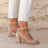 sandalias con tiras elegantes
