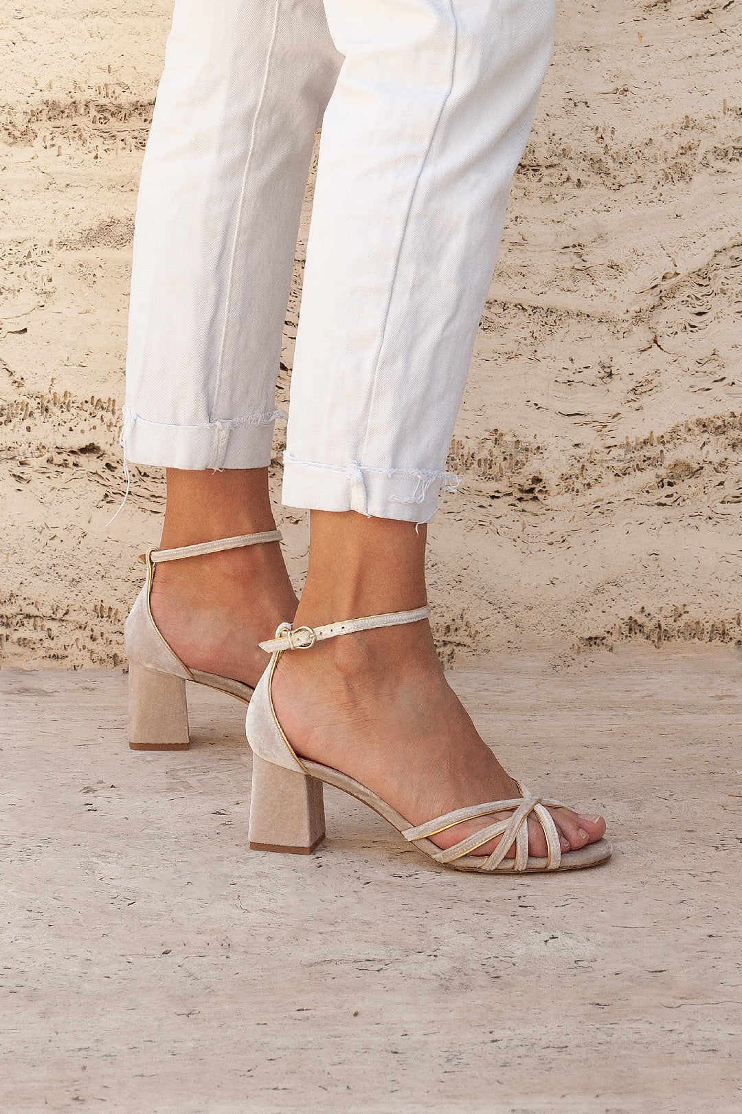 sandalias con tiras elegantes
