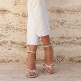 sandalias con detalles dorados